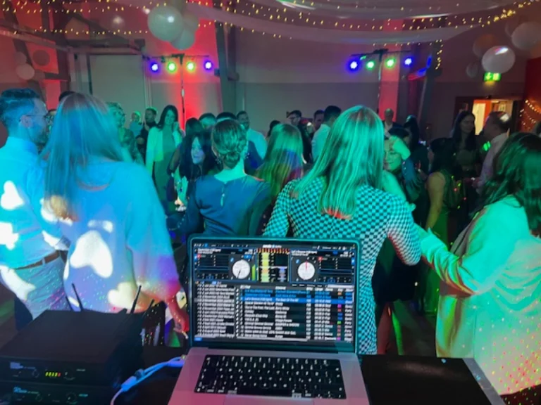 Wie bietet Hochzeits DJ Frankfurt Komplettservice für Paare?